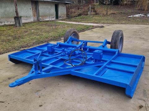 Eladó függőleges tengelyű, kék, vontatott, 3 méter széles késes szárzúzó, új hajtásokkal, hibátlan állapotban Eladó függőleges tengelyű, kék, vontatott, 3 méter széles késes szárzúzó, új hajtásokkal, hibátlan állapotban