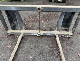 Eladó homlokrakodóhoz való BÁLATÜSKE