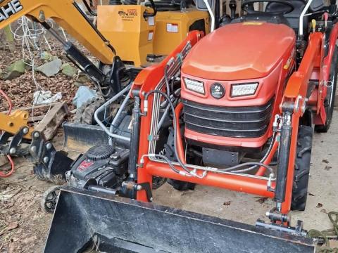 Eladó alig használt kis traktor tartozékokkal