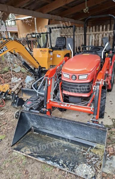 Eladó alig használt kis traktor tartozékokkal