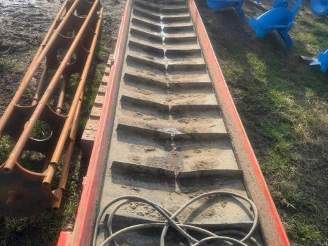 CLIMAX (HOLLAND) SZÁLLÍTÓSZALAG,  FELHORDÓSZALAG,  4 MÉTER HOSSZÚ . 380V MOTOR