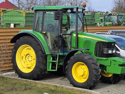 John Deere 6320 SE, PowrQuad 16/16 váltó, 40 km/h, fix első híd, 1+2 körös légfék, állítható felnik
