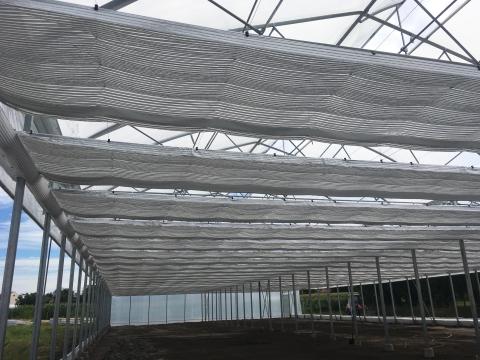 Energia- és árnyékoló ernyőrendszerek kivitelezése, szövetek, alkatrészek ernyőrendszerekhez