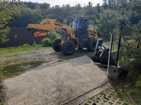 Derékcsuklós 2,8 tonnás homlokrakodó műszakival, 9 választható adapterrel eladó Derékcsuklós 2,8 tonnás homlokrakodó műszakival, 9 választható adapterrel eladó