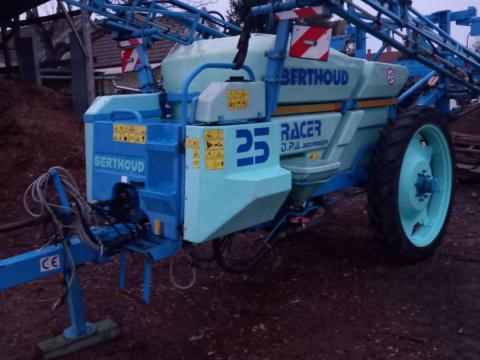 Berthoud Racer 2500 literes szántóföldi permetezőgép 18 méteres szórókerettel Berthoud Racer 2500 literes szántóföldi permetezőgép 18 méteres szórókerettel