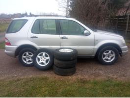 Mercedes ML230,  LPG/benzin,  kézi váltó,  2700Kg vonóhorog (alig használt),  téli és nyári kerekek alufelnin,  Jászberény