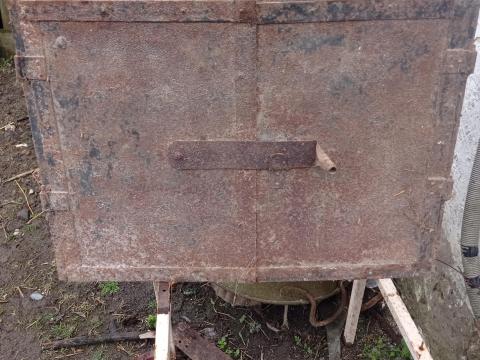 Nyitható öntöttvas ajtó Kiskunfélegyházán Nyitható öntöttvas ajtó Kiskunfélegyházán