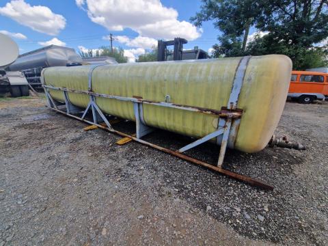 Saválló tartály 11000 üvegszalas fém keretén nitrosol, víz, esővíz