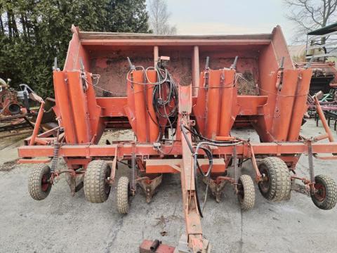 KVERNELAND UNDERHAUG 4 SOROS VONTATOTT BURGONYAVETŐGÉP HIDRAULIKUS BILLENŐTARTÁLLYAL, VETÉSELLENŐRZŐVEL KVERNELAND UNDERHAUG 4 SOROS VONTATOTT BURGONYAVETŐGÉP HIDRAULIKUS BILLENŐTARTÁLLYAL, VETÉSELLENŐRZŐVEL