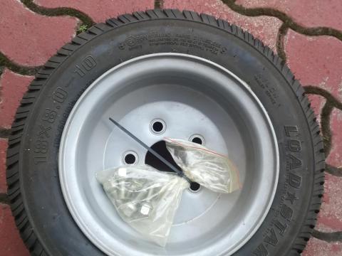 Új állapotú kerék, felni, gumiabroncs 1 darab csavarokkal és anyákkal Új állapotú kerék, felni, gumiabroncs 1 darab csavarokkal és anyákkal