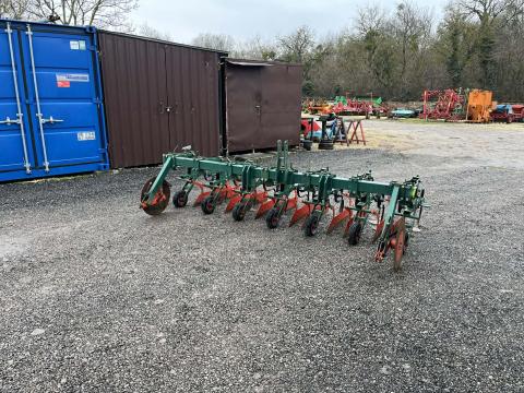 6 soros sorközművelő sorvédővel 6 soros sorközművelő sorvédővel