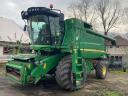 John Deere W650 kombájn,  gabonaasztallal,  vágóasztalszállító kocsival