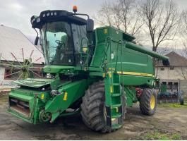 John Deere W650 kombájn,  gabonaasztallal,  vágóasztalszállító kocsival