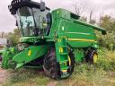 John Deere W650 kombájn,  gabonaasztallal,  vágóasztalszállító kocsival