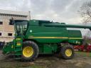 John Deere W650 kombájn,  gabonaasztallal,  vágóasztalszállító kocsival