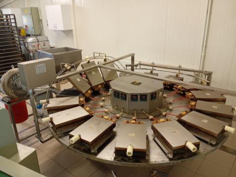 Gofri készítő gépsor dagasztóval és kiszedőgéppel Gofri készítő gépsor dagasztóval és kiszedőgéppel