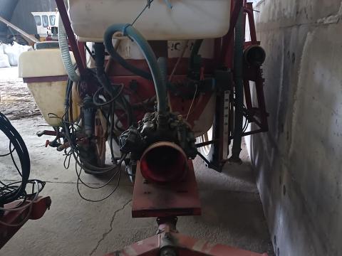 Bargam ( GAMBETTI) 2000 szántóföldi permetező eladó Bargam ( GAMBETTI) 2000 szántóföldi permetező eladó