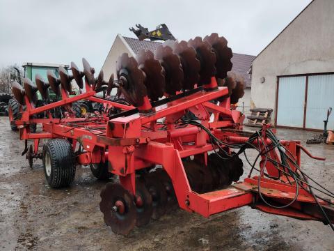 Kühne 6,2 méteres nehéztárcsa hengerhúzóval szerelve