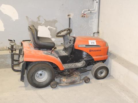 Husqvarna CTH 150 XP fűnyíró traktor eladó nagyobb telkek karbantartásához Husqvarna CTH 150 XP fűnyíró traktor eladó nagyobb telkek karbantartásához