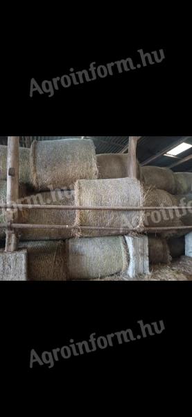 Nagy mennyiségű széna