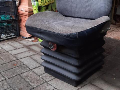 MTZ traktor mechanikus rugós fülkeülés eladó MTZ traktor mechanikus rugós fülkeülés eladó