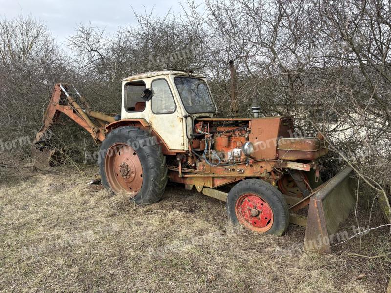 Jumz Eo traktor árokásóval,  tolólappal