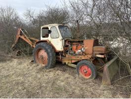 Jumz Eo traktor árokásóval,  tolólappal