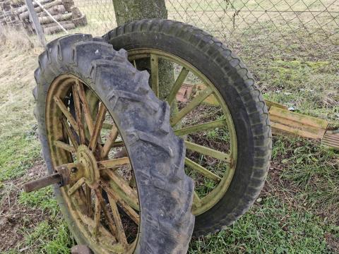 Eladó Lajta vetőgép kerekei