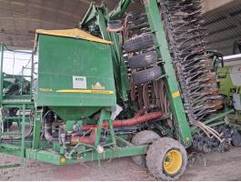 Megkímélt JD740A 9 m-es vetőgép eladó