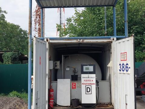 Mobil gázolajkút 10 000 literes tartállyal, előtetővel Mobil gázolajkút 10 000 literes tartállyal, előtetővel