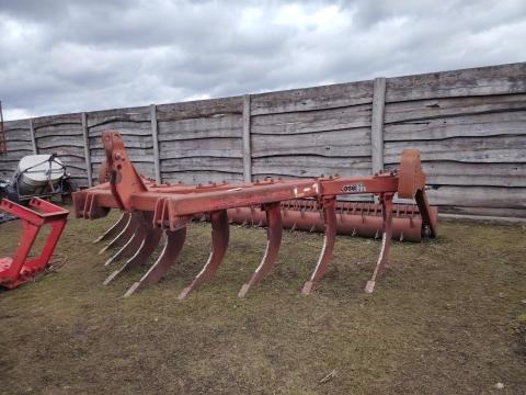 IH Kühne Case 9 késes talajlazító hengerrel szerelve IH Kühne Case 9 késes talajlazító hengerrel szerelve