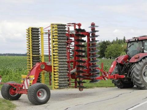Pöttinger TerraDisc 5001 T típusú féligfüggesztett rövidtárcsa