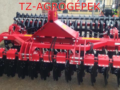 Strumyk Tiger II - 3,0 m függesztett rövidtárcsa ékgyűrűs hengerrel, hidraulikus munkamélység-állítással, akcióban Strumyk Tiger II - 3,0 m függesztett rövidtárcsa ékgyűrűs hengerrel, hidraulikus munkamélység-állítással, akcióban