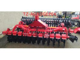 Strumyk Tiger II - 3,0 m függesztett rövidtárcsa ékgyűrűs hengerrel, hidraulikus munkamélység-állítással, akcióban