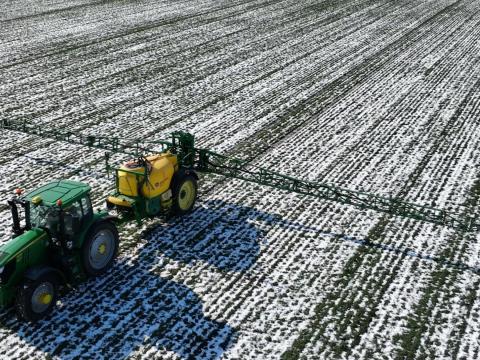 John Deere 740i/27 szántóföldi vontatott permetezőgép John Deere 740i/27 szántóföldi vontatott permetezőgép