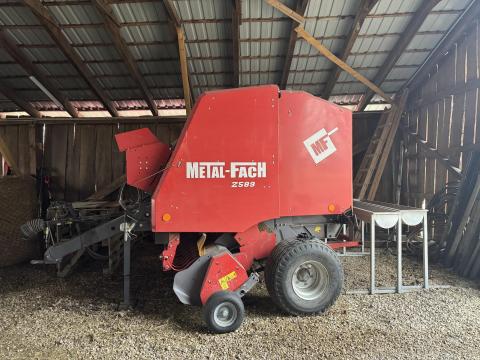 Eladó Metal Fach Z 589 bálázó Eladó Metal Fach Z 589 bálázó