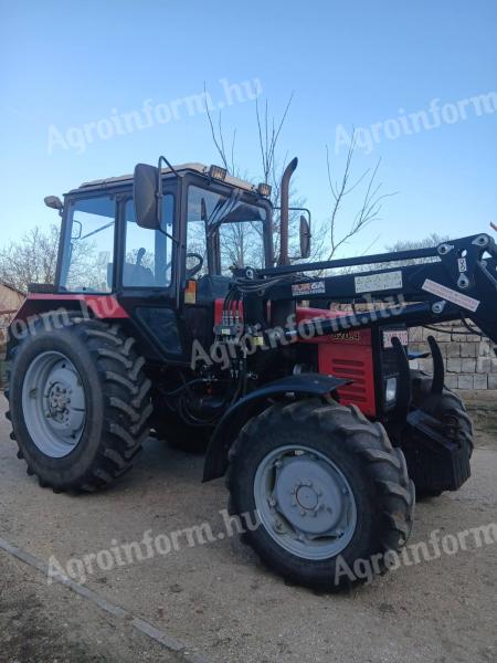 Belarus 820.4 MTZ homlokrakodóval