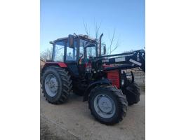 Belarus 820.4 MTZ homlokrakodóval