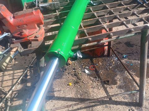 John Deere homlokrakodó billentő munkahenger eladó