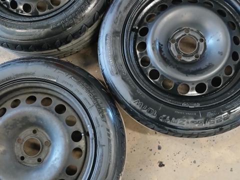 Ford 17 col gyári felni jó nyári gumikkal eladó Ford 17 col gyári felni jó nyári gumikkal eladó