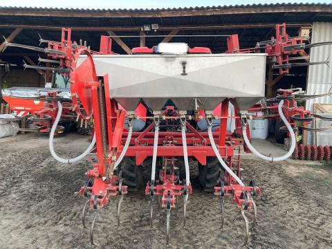 Metalwolf SKM-6-H 6 soros sorközművelő kultivátor műtrágyaszóróval (rozsdamentes acéltartállyal), hidraulikus csukással Metalwolf SKM-6-H 6 soros sorközművelő kultivátor műtrágyaszóróval (rozsdamentes acéltartállyal), hidraulikus csukással