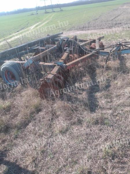 XT-4-es vontatott tárcsa eladó