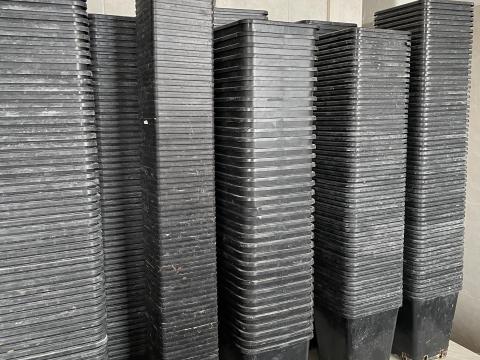 Műanyag cserepek eladók