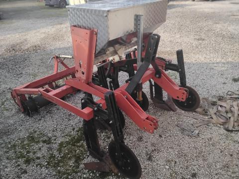 Nirosta 4soros talajlazitó saválló műtrágyatartàllyal elektromosszivattyúval monitorral.tömöritőhengerrel sárkaparóval Nirosta 4soros talajlazitó saválló műtrágyatartàllyal elektromosszivattyúval monitorral.tömöritőhengerrel sárkaparóval