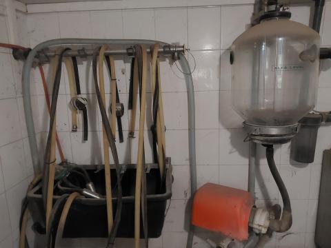 Felsővezetékes fejőgép vákuumszivattyúval és tejleválasztóval Felsővezetékes fejőgép vákuumszivattyúval és tejleválasztóval