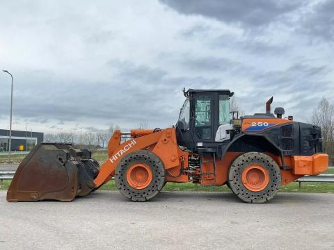 Hitachi ZW250 / 2017 / 12 061 üzemóra / Lízing 20%-tól