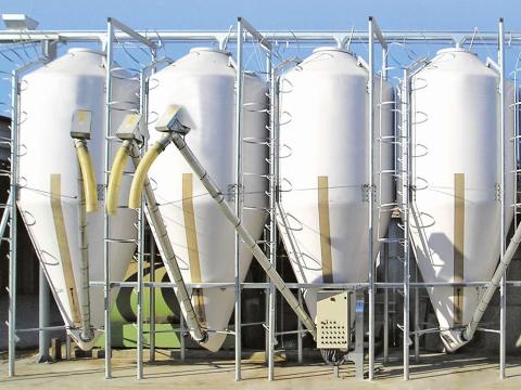 Üvegszálas takarmánysilók 4–100 m³-ig az állatok biztonságos etetéséhez Üvegszálas takarmánysilók 4–100 m³-ig az állatok biztonságos etetéséhez