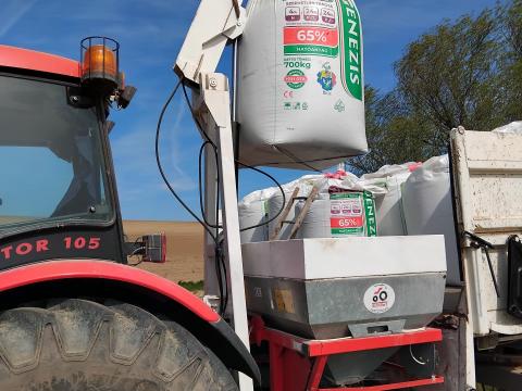 Zsákemelő traktorra