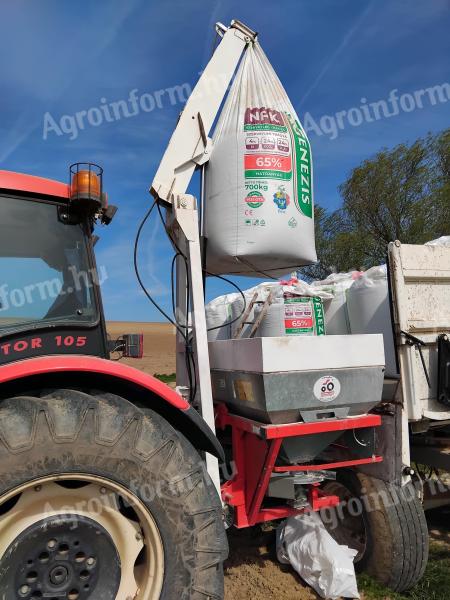 Zsákemelő traktorra