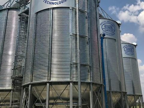 Prémium gabonatároló kúpos aljú fém siló – gyors ürítés,  hosszú élettartam,  biztos terményminőség